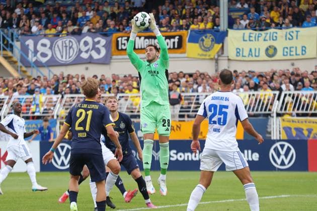 DFB Pokal 1 FC Lok Leipzig vs FC Schalke 04, 17 08 25 Goalkeeper Justin Heekeren 28, FC Schalke 04 fishes the ball out of the air Soccer, DFB Pokal 2025 2026, 1 Round 1 FC Lok Leipzig vs FC Schalke 04 on 17 08 25 at Bruno Plache Stadium, Leipzig Copyright: xBEAUTIFULxSPORTS JanxKaeferx