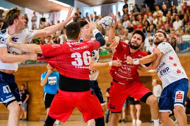 Bietigheim: HBL - 25 26 - DHB-Pokal - SG BBM Bietigheim - VfL Potsdam v.li. Dustin Kraus (Potsdam), Jonathan Fischer (Bietigheim), Gabriele Sontacchi (Potsdam), Juan de la Pena (Bietigheim), Davide Bulzamini (Potsdam) Bietigheim-Bissingen Halle am Viadukt Baden-Württemberg Deutschland