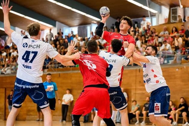 Bietigheim HBL 25 26 DHB Pokal SG BBM Bietigheim VfL Potsdam v li Dustin Kraus Potsdam , Jonathan Fischer Bietigheim , Davide Bulzamini Potsdam , Fynn Nicolaus Bietigheim Bietigheim Bissingen Halle am Viadukt Baden Württemberg Germany
