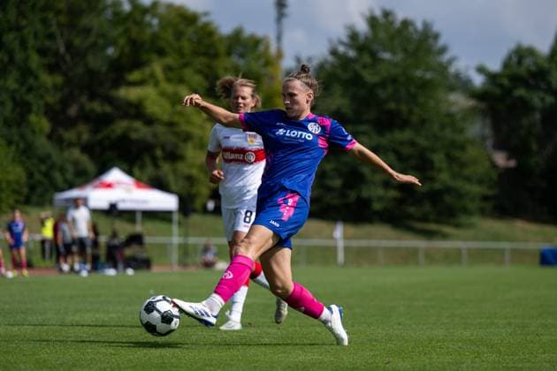 Nadine Anstatt FSV Mainz 05, 27 on the ball, behind her Maximiliane Rall VfB Stuttgart, 08 , GER, VfB Stuttgart vs 1 FSV Mainz 05, Soccer Women DFB Cup, Playoff, Season 2025 2026, 17 08 2025 GER, VfB Stuttgart vs 1 FSV Mainz 05, Soccer Women DFB Cup, Playoff, Season 2025 2026, 17 08 2025 Bad Cannstatt Copyright: xEibner-Pressefoto Memmlerx EP_MMR