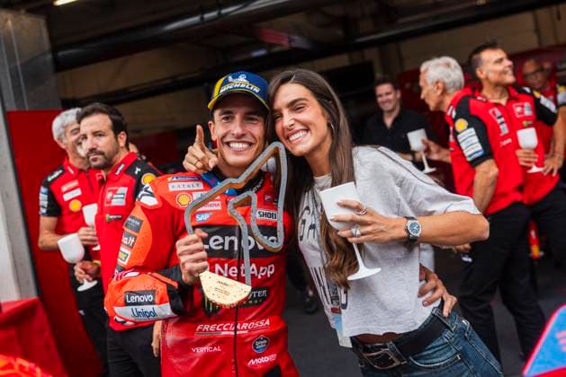 MotoGP Austrian Grand Prix 2025 Alexis Perrin OVERTAKE MAXPPP - Spielberg 17 08 2025 93 MÁRQUEZ Marc (esp), Ducati Lenovo Team, portrait with his Partner Gemma Pinto, team celebration at the MotoGP Austrian Grand Prix 2025, the 13th round of the 2025 MotoGP World Championship, WM, Weltmeisterschaft at the Red Bull Ring in Spielberg, Austria, from 14 to 17 August 2025 Spielberg Austria  Copyright: xOVERTAKE MAXPPPxAlexisxPerrinx OVT202508178090 OVT202508178090