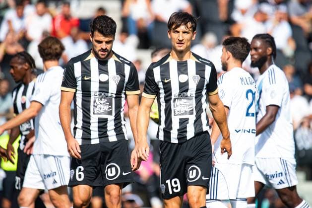 FOOTBALL : SCO Angers vs Paris FC - Ligue 1 - JournÃ e 1 - 17 08 2025 Esteban Lepaul (ANGERS SCO) Louis Mouton (ANGERS SCO) AngersFrance  Copyright: xBaptistexAutissierx