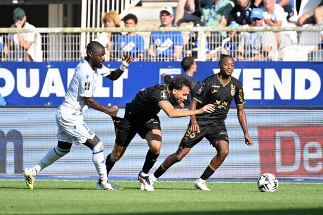 AJ Auxerre v FC Lorient - Ligue 1 McDonald s 2025 2026 10 Lassine SINAYOKO (aja) - 03 Montassar TALBI (fcl) - 93 Joel MVUKA (fcl) during the Ligue 1 McDonald s match between Auxerre and Lorient at Stade Abbe Deschamps on August 17, 2025 in Auxerre, France. Auxerre France  Copyright: xFEPx 776368634