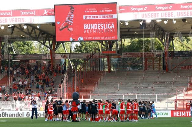 DEU, 2 BL, Frauen, 1 FC Union vs Real Madrid, 17 08 2025, Stadion Alte Foersterei, Berlin, DEU, 2 BL, Frauen, 1 FC Union vs Real Madrid, im Bild Union Spielerinnenkreis DFL regulations prohibit any use of Photographs as image sequences and or quasi video nordphotoxGmbHx xEngler nph00076