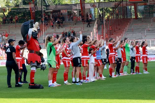 DEU, 2 BL, Frauen, 1 FC Union vs Real Madrid, 17 08 2025, Stadion Alte Foersterei, Berlin, DEU, 2 BL, Frauen, 1 FC Union vs Real Madrid, im Bild Union Spielerinnenkreis DFL regulations prohibit any use of Photographs as image sequences and or quasi video nordphotoxGmbHx xEngler nph00076