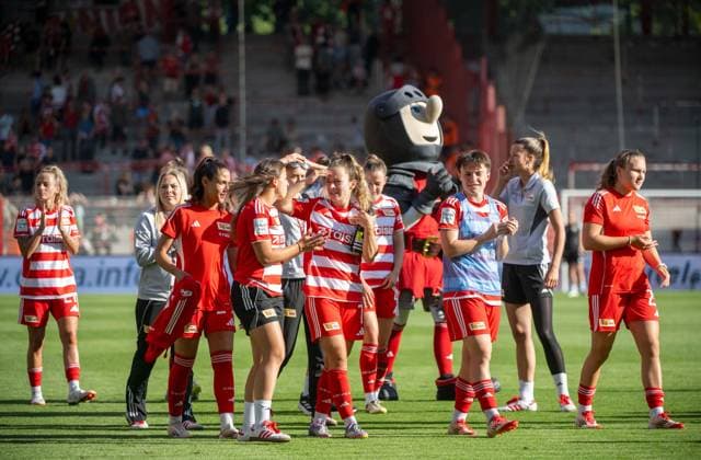 Soccer, Women, Test match, Season 2025 2026, 1 FC Union Berlin Real Madrid, Union cheering after the final whistle, in the middle Oliver Burke 1 FC Union Berlin , 17 08 2025, Copyright: xMatthiasxKochx