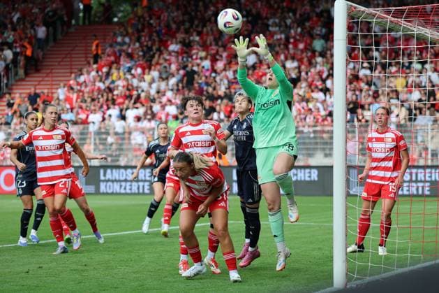 1 Bundesliga Womens Test Match Union Berlin Real Madrid Goalkeeper Nadine Böhi Union Berlin 28 saves a shot on goal, during the match in the 1 Bundesliga Womens Test Match Union Berlin Real Madrid in Berlin, Stadion An der alten Försterei , on 17 08 2025 DFB regulations prohibit any use of photographs as image sequences and or quasi video Copyright: xBEAUTIFULxSPORTS Frankex