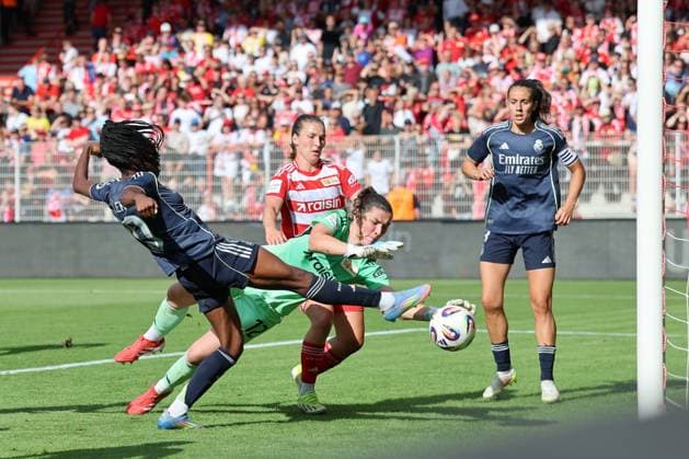 1 Bundesliga Womens Test Match Union Berlin Real Madrid Goalkeeper Melanie Wagner Union Berlin 12 saves a shot on goal from Naomie Feller Real Madrid 20 , during the match in the 1 Bundesliga Womens Test Match Union Berlin Real Madrid in Berlin, Stadion An der alten Försterei , on 17 08 2025 DFB regulations prohibit any use of photographs as image sequences and or quasi video Copyright: xBEAUTIFULxSPORTS Frankex