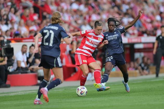 1 Bundesliga Womens Test Match Union Berlin Real Madrid Anna Weiß Union Berlin 21 in a duel with Naomie Feller Real Madrid 20 , left Sara Holmgaard Real Madrid 21 , during the match in the 1 Bundesliga Womens Test Match Union Berlin Real Madrid in Berlin, Stadion An der alten Försterei , on 17 08 2025 DFB regulations prohibit any use of photographs as image sequences and or quasi video Copyright: xBEAUTIFULxSPORTS Frankex