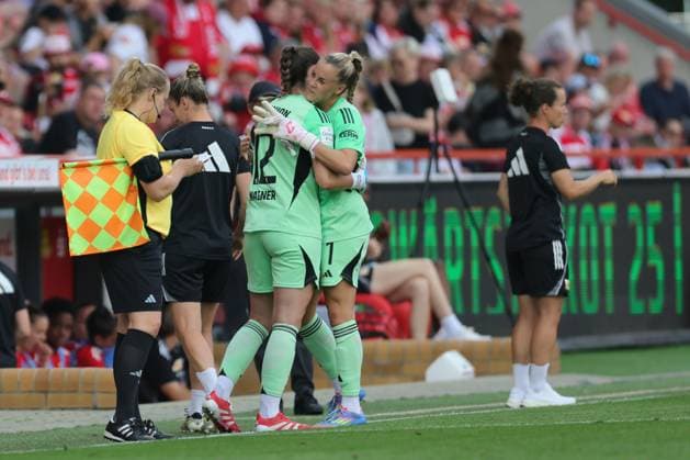 1 Bundesliga Womens Test Match Union Berlin Real Madrid Goalkeeper change, goalkeeper Cara Bösl Union Berlin 1 leaves the pitch and is replaced by goalkeeper Melanie Wagner Union Berlin 12 , during the match in the 1 Bundesliga Womens Test Match Union Berlin Real Madrid in Berlin, Stadion An der alten Försterei , on 17 08 2025 DFB regulations prohibit any use of photographs as image sequences and or quasi video Copyright: xBEAUTIFULxSPORTS Frankex