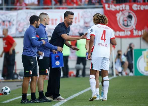 170825 Halle Saale Sachsen Anhalt Leuna Chemie Stadion Sport Fußball Hallescher FC Halle HFC Regionalliga Nordost 4 Liga Männer Saison 2025 2026 1 Runde DFB Pokal Pokalspiel Hallescher FC FC Augsburg Sandro Wagner Trainer FC Augsburg Han Noah Massengo FC Augsburg