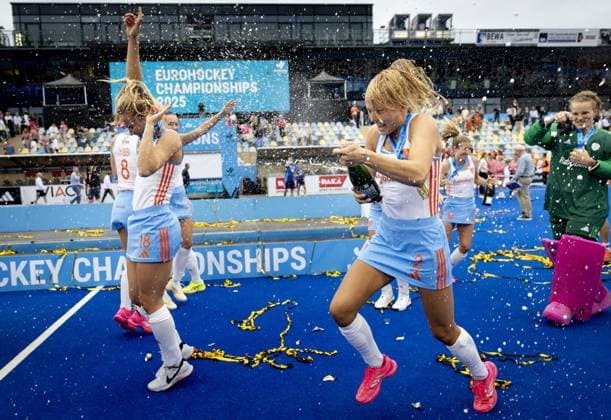 MONCHENGLADBACH - The Dutch women s hockey team on the podium after their victory over Germany in the final between the Netherlands and Germany at the European Hockey Championship in the HockeyPark stadium. ANP SEM VAN DER WAL xVIxANPxSportx xxANPxIVx 533574436 originalFilename: 533574436.jpg