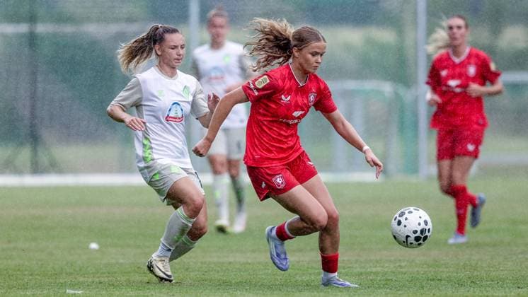from left Michelle Weiß SV Werder Bremen, 15 and Sophie Proost FC Twente Enschede, 20 in duel, duel, dynamic, action, action, match scene, 17 08 2025, Bramsche Germany , Soccer, Test match women, SV Werder Bremen FC Twente Enschede xobx