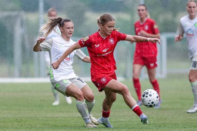 from left Michelle Weiß SV Werder Bremen, 15 and Sophie Proost FC Twente Enschede, 20 in duel, duel, dynamic, action, action, match scene, 17 08 2025, Bramsche Germany , Soccer, Test match women, SV Werder Bremen FC Twente Enschede xobx