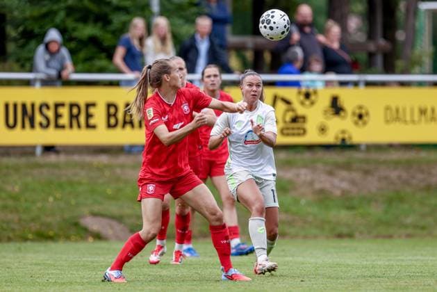 from left Anna Knol FC Twente Enschede, 5 and Maja Sternad SV Werder Bremen, 11 in duel, duel, dynamics, action, action, match scene, 17 08 2025, Bramsche Germany , Soccer, Test match women, SV Werder Bremen FC Twente Enschede xobx