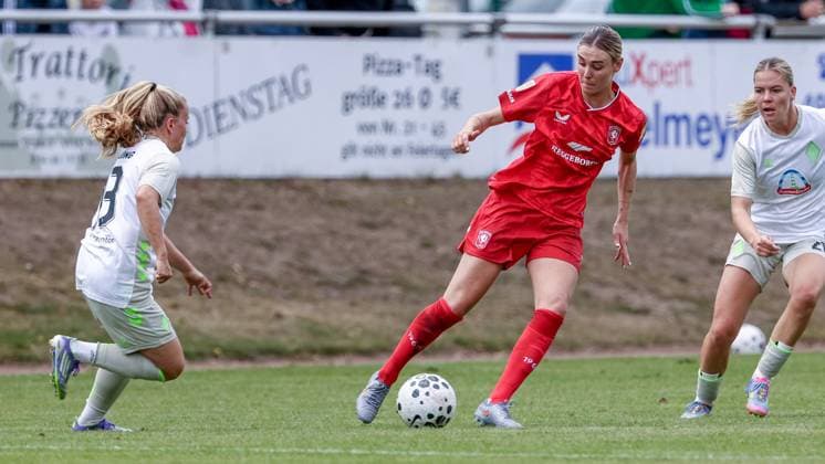 from left Ricarda Walkling SV Werder Bremen, 13 and Jill Roord FC Twente Enschede, 10 on the ball, single image, full body, action, action, match scene, 17 08 2025, Bramsche Germany , Soccer, Test match women, SV Werder Bremen FC Twente Enschede xobx