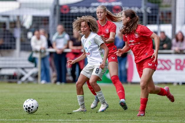 Amira Arfaoui SV Werder Bremen, 8 on the ball, single image, full body, action, action scene, 17 08 2025, Bramsche Germany , Soccer, Test match women, SV Werder Bremen FC Twente Enschede xobx