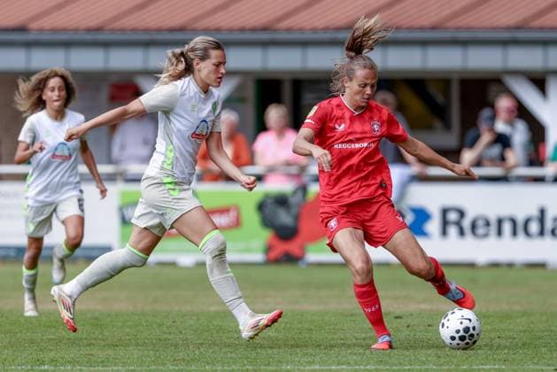 from left Medina Desic SV Werder Bremen, 9 and Anna Knol FC Twente Enschede, 5 in duel, duel, dynamics, action, action, match scene, 17 08 2025, Bramsche Germany , Soccer, Test match women, SV Werder Bremen FC Twente Enschede xobx