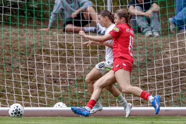 from left Tuana Mahmoud SV Werder Bremen, 10 and Alieke Tuin FC Twente Enschede, 11 in running duel, duel, dynamics, action, action, match scene, 17 08 2025, Bramsche Germany , Soccer, Test match women, SV Werder Bremen FC Twente Enschede xobx