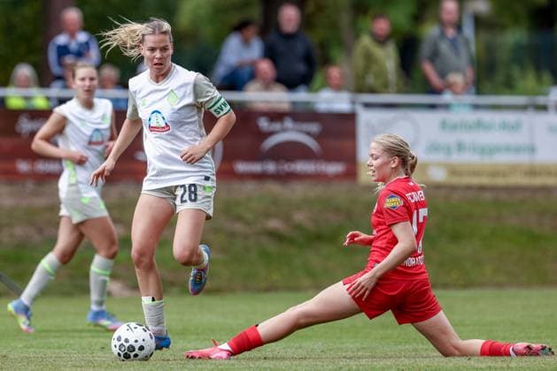 from left Juliane Wirtz SV Werder Bremen, 28 and Amanda Andradottir FC Twente Enschede, 17 in duel, duel, dynamics, action, action, match scene, 17 08 2025, Bramsche Germany , Soccer, Test match women, SV Werder Bremen FC Twente Enschede xobx