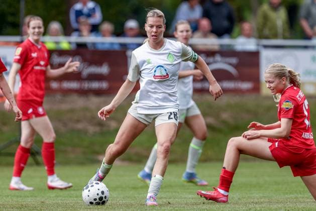 from left Juliane Wirtz SV Werder Bremen, 28 and Amanda Andradottir FC Twente Enschede, 17 in duel, duel, dynamics, action, action, match scene, 17 08 2025, Bramsche Germany , Soccer, Test match women, SV Werder Bremen FC Twente Enschede xobx