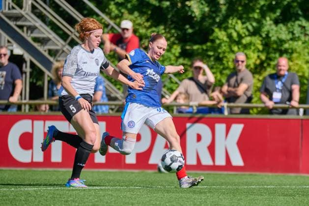 17 08 2025, Football, Women, Women, DFB Cup Play Offs, Season 2025 2026, Holstein Women, Holstein Kiel SV Meppen Kira Hasse Kiel against captain Lena Maria Göppel Kiel, Citti Fussball Park Proj Holstein Stadion Schleswig Holstein Germany