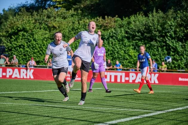 17 08 2025, Football, Women, Women, DFB Pokal Play Offs, Season 2025 2026, Holstein Women, Holstein Kiel SV Meppen cheering at goal scorer Laura Bröring from SV Meppen Kiel, Citti Fussball Park Proj Holstein Stadion Schleswig Holstein Germany