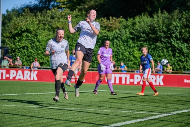17 08 2025, Football, Women, Women, DFB Pokal Play Offs, Season 2025 2026, Holstein Women, Holstein Kiel SV Meppen cheering at goal scorer Laura Bröring from SV Meppen Kiel, Citti Fussball Park Proj Holstein Stadion Schleswig Holstein Germany