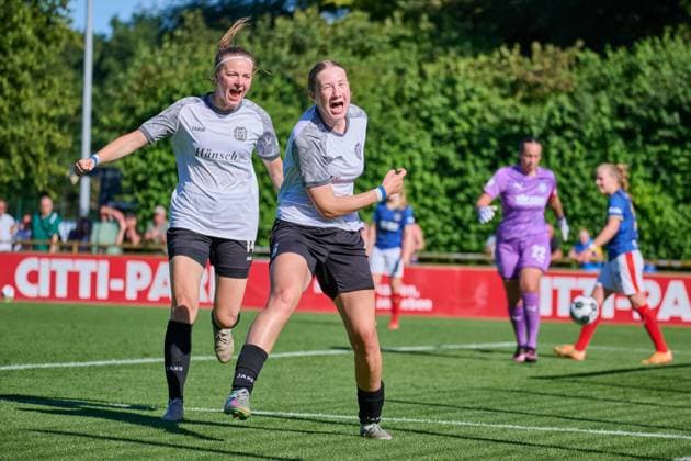17 08 2025, Football, Women, Women, DFB Pokal Play Offs, Season 2025 2026, Holstein Women, Holstein Kiel SV Meppen cheering at goal scorer Laura Bröring from SV Meppen Kiel, Citti Fussball Park Proj Holstein Stadion Schleswig Holstein Germany