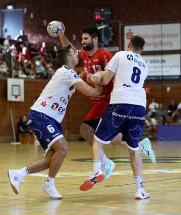 BAU 17 08 2025 Bietigheim Handball DHB Pokal SG BBM Bietigheim vs VfL Potsdam, f l Markus Mahr Potsdam , Juan de la Pena BBM , Davide Bulzamini Potsdam