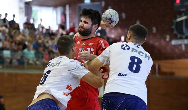 BAU 17 08 2025 Bietigheim Handball DHB Pokal SG BBM Bietigheim vs VfL Potsdam, f l Markus Mahr Potsdam , Juan de la Pena BBM , Davide Bulzamini Potsdam