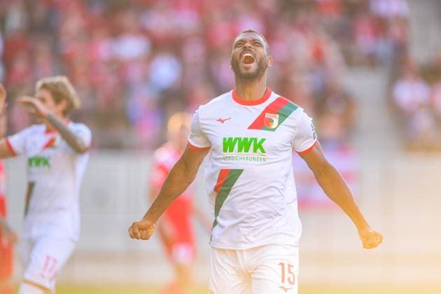 Soccer, DFB Cup, 20250817, Hallescher FC FC Augsburg In the picture Goal 0 1, Goal celebration, Goalscorer Steve MOUNIE Augsburg, 15 Halle Leuna Chemie Stadium Saxony-Anhalt Germany Copyright: Passion2Press MarkusxFischerx