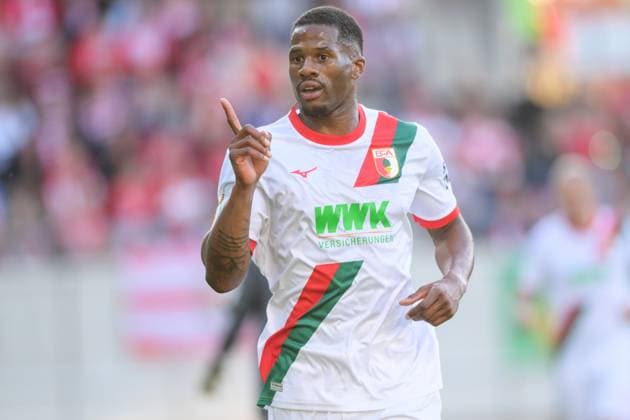 Soccer, DFB Cup, 20250817, Hallescher FC FC Augsburg In the picture Goal 0 2, Goal celebration, Goalscorer Samuel ESSENDE Augsburg, 9 Halle Leuna Chemie Stadion Sachsen Anhalt Germany Copyright: Passion2Press MarkusxFischerx
