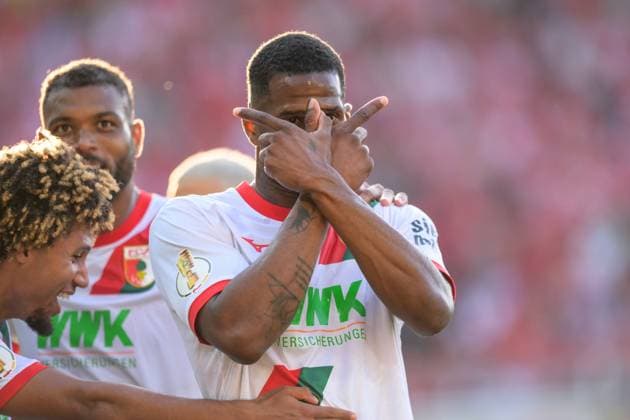 Soccer, DFB Cup, 20250817, Hallescher FC FC Augsburg In the picture Goal 0 2, Goal celebration, Goalscorer Samuel ESSENDE Augsburg, 9 Halle Leuna Chemie Stadion Sachsen Anhalt Germany Copyright: Passion2Press MarkusxFischerx