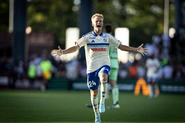 FOOTBALL : Metz FC vs Racing Strasbourg - Ligue 1 1ere journee. Stade Saint-Symphorien de Metz 17 08 2025 Hogsberg Lucas 24 cÃ lÃ bration de l Ã quipe de Racing de Strasbourg avec ses supporters  Copyright: xelyxandroxcegarrax