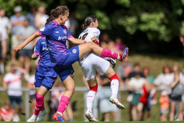 DEU, Stuttgart VfB Stuttgart vs Mainz 05, DFB Pokal Frauen, DFB, Bezirkssportanlage NeckarPark PSV Stadion, Saison 25 26, Play offs im Bild Anna Line Donner FSV Mainz 05 , Haruka Åasawa VfB Stuttgart 79 DFB DFL REGULATIONS PROHIBIT ANY USE OF PHOTOGRAPHS AS IMAGE SEQUENCES AND OR QUASI VIDEO, 17 08 2025, Copyright: HMBxMedia HendrikxHamelau