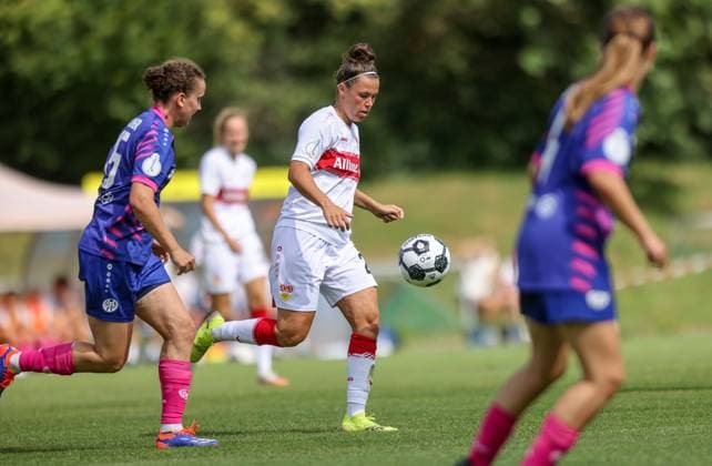 DEU, Stuttgart VfB Stuttgart vs Mainz 05, DFB Pokal Frauen, DFB, Bezirkssportanlage NeckarPark PSV Stadion, Saison 25 26, Play offs im Bild Anna Line Donner FSV Mainz 05 , Nicole Billa VfB Stuttgart 26 DFB DFL REGULATIONS PROHIBIT ANY USE OF PHOTOGRAPHS AS IMAGE SEQUENCES AND OR QUASI VIDEO, 17 08 2025, Copyright: HMBxMedia HendrikxHamelau