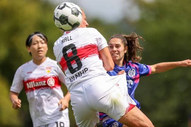 DEU, Stuttgart VfB Stuttgart vs Mainz 05, DFB Pokal Frauen, DFB, Bezirkssportanlage NeckarPark PSV Stadion, Saison 25 26, Play offs im Bild Zweikampf Maximiliane Rall VfB Stuttgart 8 vs Vital Kats FSV Mainz 05 30 DFB DFL REGULATIONS PROHIBIT ANY USE OF PHOTOGRAPHS AS IMAGE SEQUENCES AND OR QUASI VIDEO, 17 08 2025, Copyright: HMBxMedia HendrikxHamelau