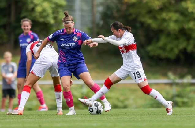 DEU, Stuttgart VfB Stuttgart vs Mainz 05, DFB Pokal Frauen, DFB, Bezirkssportanlage NeckarPark PSV Stadion, Saison 25 26, Play offs im Bild Nadine Anstatt FSV Mainz 05 27 , Haruka Åasawa VfB Stuttgart 79 DFB DFL REGULATIONS PROHIBIT ANY USE OF PHOTOGRAPHS AS IMAGE SEQUENCES AND OR QUASI VIDEO, 17 08 2025, Copyright: HMBxMedia HendrikxHamelau