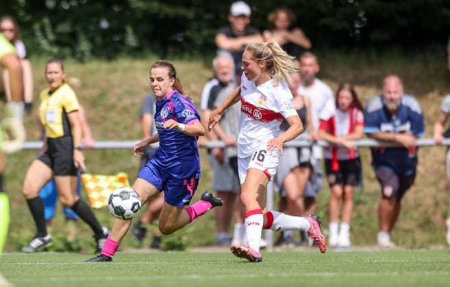 DEU, Stuttgart VfB Stuttgart vs Mainz 05, DFB Pokal Frauen, DFB, Bezirkssportanlage NeckarPark PSV Stadion, Saison 25 26, Play offs im Bild Kara Bathmann FSV Mainz 05 4 , Janina Hechler VfB Stuttgart 16 DFB DFL REGULATIONS PROHIBIT ANY USE OF PHOTOGRAPHS AS IMAGE SEQUENCES AND OR QUASI VIDEO, 17 08 2025, Copyright: HMBxMedia HendrikxHamelau