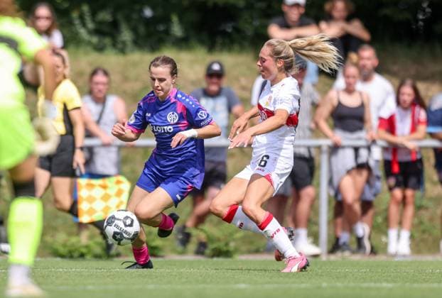 DEU, Stuttgart VfB Stuttgart vs Mainz 05, DFB Pokal Frauen, DFB, Bezirkssportanlage NeckarPark PSV Stadion, Saison 25 26, Play offs im Bild Kara Bathmann FSV Mainz 05 4 , Janina Hechler VfB Stuttgart 16 DFB DFL REGULATIONS PROHIBIT ANY USE OF PHOTOGRAPHS AS IMAGE SEQUENCES AND OR QUASI VIDEO, 17 08 2025, Copyright: HMBxMedia HendrikxHamelau