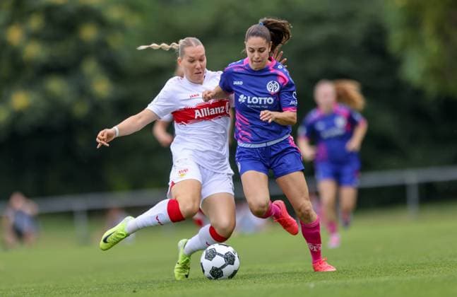 DEU, Stuttgart VfB Stuttgart vs Mainz 05, DFB Pokal Frauen, DFB, Bezirkssportanlage NeckarPark PSV Stadion, Saison 25 26, Play offs im Bild Zweikampf Charlotte Blümel VfB Stuttgart 6 , Vital Kats FSV Mainz 05 30 DFB DFL REGULATIONS PROHIBIT ANY USE OF PHOTOGRAPHS AS IMAGE SEQUENCES AND OR QUASI VIDEO, 17 08 2025, Copyright: HMBxMedia HendrikxHamelau
