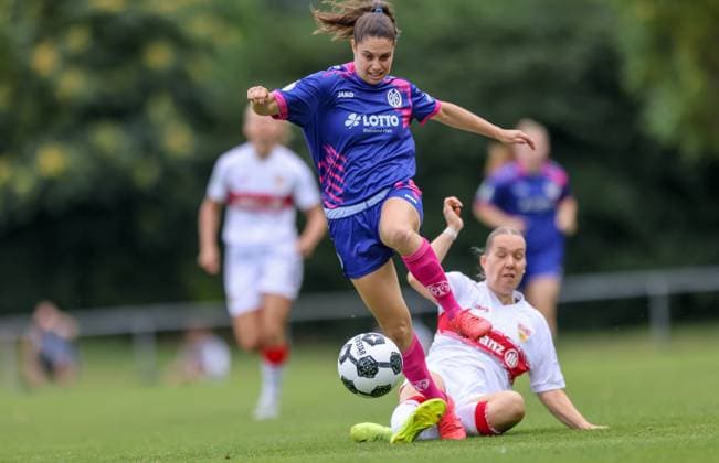 DEU, Stuttgart VfB Stuttgart vs Mainz 05, DFB Pokal Frauen, DFB, Bezirkssportanlage NeckarPark PSV Stadion, Saison 25 26, Play offs im Bild Zweikampf Charlotte Blümel VfB Stuttgart 6 , Vital Kats FSV Mainz 05 30 DFB DFL REGULATIONS PROHIBIT ANY USE OF PHOTOGRAPHS AS IMAGE SEQUENCES AND OR QUASI VIDEO, 17 08 2025, Copyright: HMBxMedia HendrikxHamelau