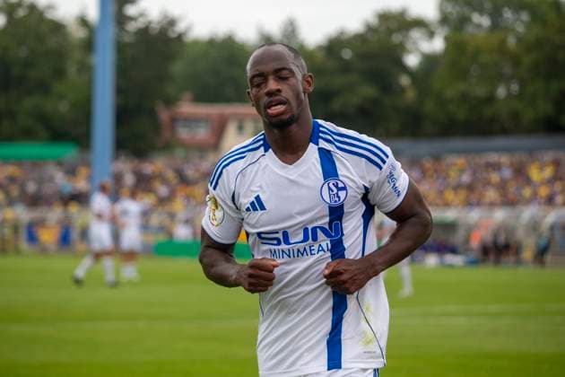 GER, Leipzig, Soccer, DFB Pokal, 1 Round, 1 FC Lokomotive Leipzig vs FC Schalke 04 in picture v l Christopher Antwi Adjei FC Schalke 04 18 , 17 08 2025, Bruno Plache Stadion Leipzig DFB REGULATIONS PROHIBIT ANY USE OF PHOTOGRAPHS AS IMAGE SEQUENCES AND OR QUASI VIDEO, Copyright: HMBxMedia PaulxFritz