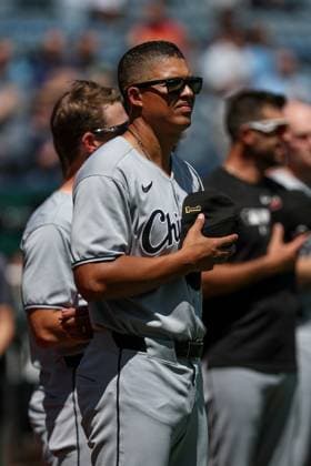 August 17, 2025: Chicago White Sox manager Will Venable (1) stands during the National Anthem before a game against the Kansas City Royals at Kauffman Stadium in Kansas City, MO. CSM Kansas City United States of America - ZUMAc04_ 20250817_zma_c04_028 Copyright: xDavidxSmithx