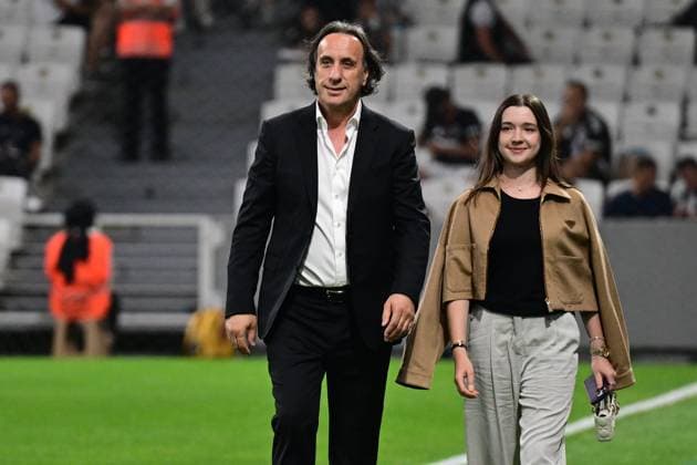 Besiktas v ikas Eyupspor - Turkish Super Lig??????? ISTANBUL, TURKIYE - AUGUST 17: ikas Eyupspor President Murat Ozkaya (L) walks on the pitch ahead of Turkish Super Lig week-two football match between Besiktas and ikas Eyupspor at Tupras Stadium in Istanbul, Turkiye on August 17, 2025. Serhat Cagdas Anadolu Istanbul Turkey. Editorial use only. Please get in touch for any other usage.  Copyright: x2025xAnadoluxSerhatxCagdasx
