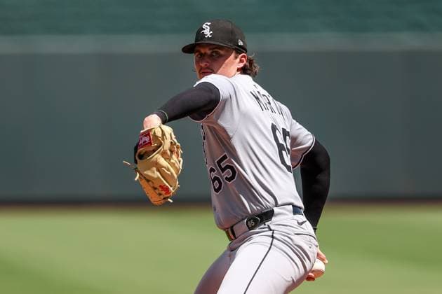 August 17, 2025: Chicago White Sox starting pitcher Davis Martin (65) warms up before the bottom of the first inning against the Kansas City Royals at Kauffman Stadium in Kansas City, MO. CSM Kansas City United States of America - ZUMAc04_ 20250817_zma_c04_032 Copyright: xDavidxSmithx
