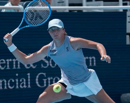 August 17, 2025: Elena Rybakina (KAZ) loses to Iga Swiatek (POL) 7-5, 6-3, at the Cincinnati Open being played at Lindner Family Tennis Center in Mason, Ohio, {USA} Ã‚ Tennisclix Cal Media Mason USA - ZUMAc04_ 20250817_zma_c04_051 Copyright: xLesliexBillmanx
