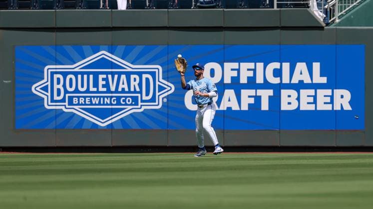 August 17, 2025: Kansas City Royals center fielder John Rave (16) catches a fly ball for an out on Chicago White Sox catcher Edgar Quero (7) during the fourth inning at Kauffman Stadium in Kansas City, MO. CSM Kansas City United States of America - ZUMAc04_ 20250817_zma_c04_061 Copyright: xDavidxSmithx