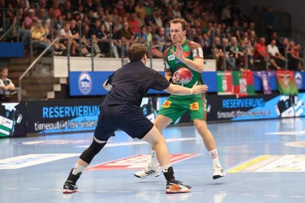 17 08 2025, xgox, Handball Wartburg Cup SC Magdeburg Skanderborg Handbold emspor, v l Felix Claar Magdeburg, 7 am Ball, plays the ball Eisenach